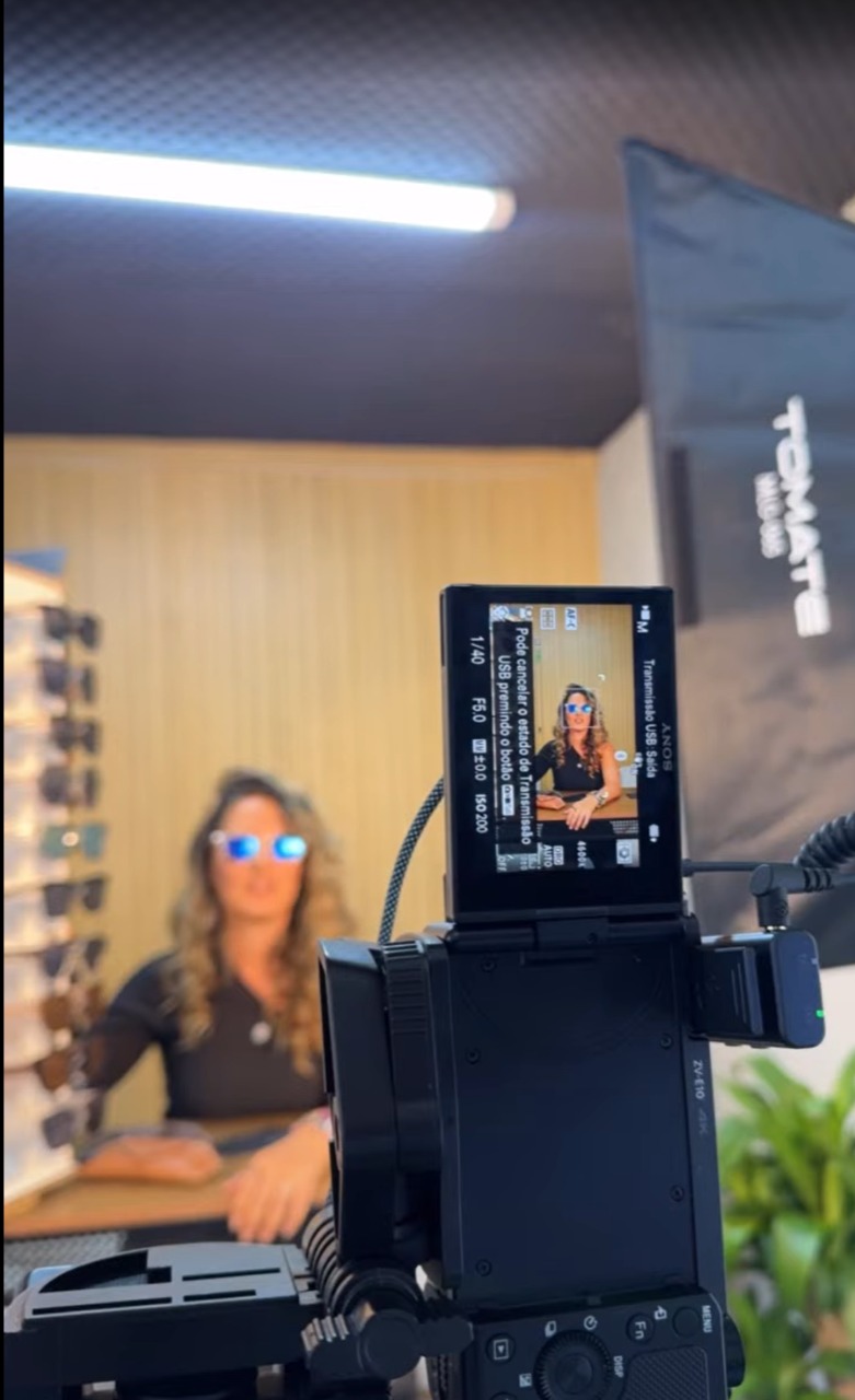 Câmera e iluminação registram apresentação de óculos no estúdio de live commerce da Petina